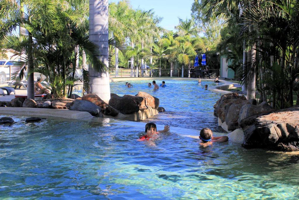Big4 Aussie Outback Oasis Holiday Park — Hotel in Charters Towers