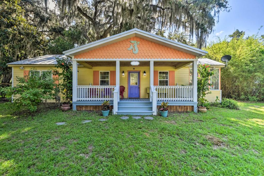Colorful St Marys Home Walk to Waterfront! in Saint Marys (GA