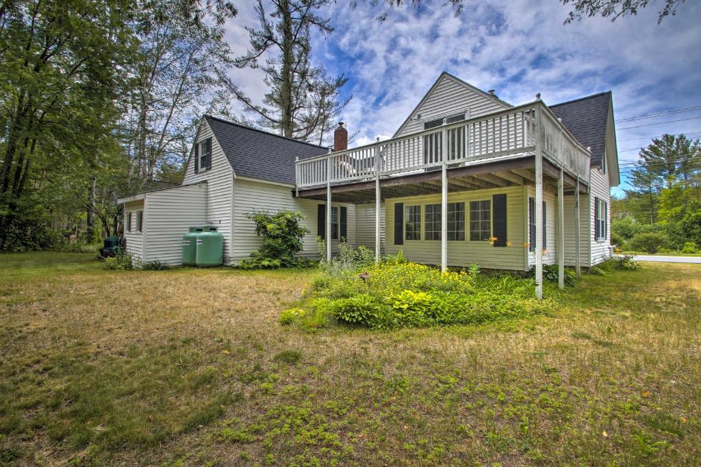 Modern Home about 2 Mi to Cranmore Mountain Resort!, Conway