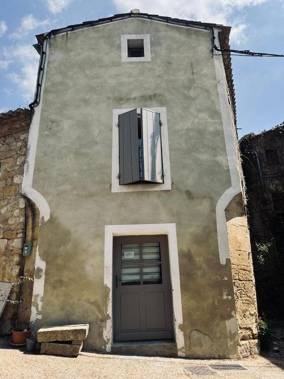 Collias, jolie maison de village typique + parking