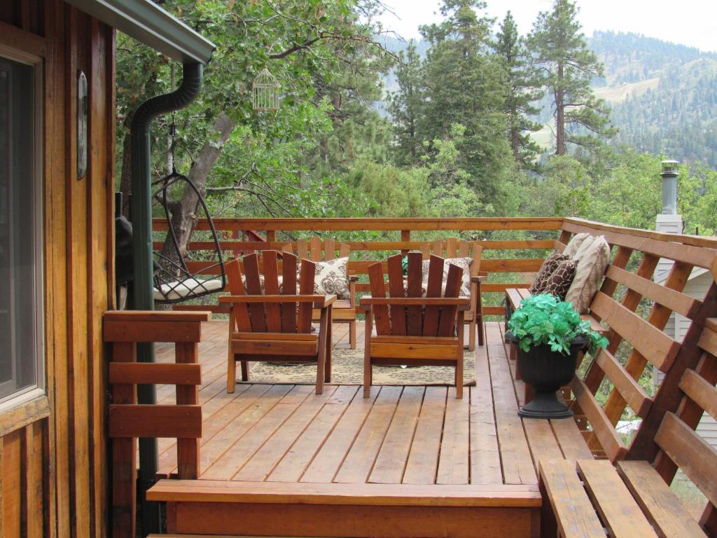Hillside Hideaway -View of Ski Slope from Charming Deck, Big Bear Lake