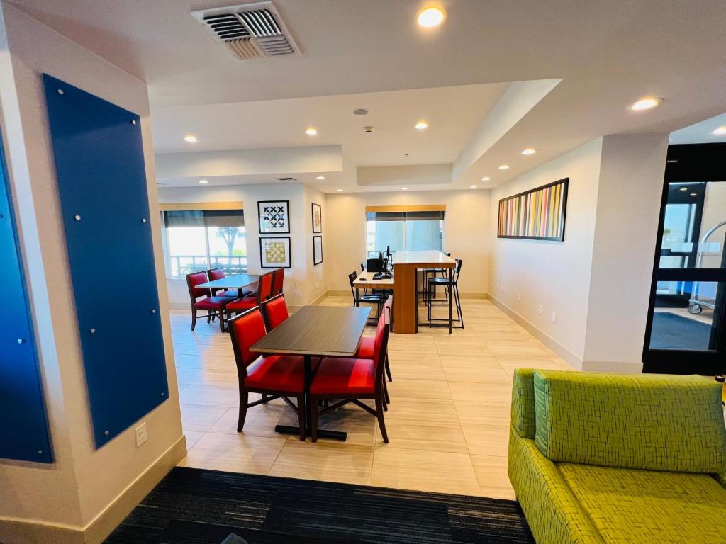 Holiday Inn Express & Suites Salinas by IHG 館内設備