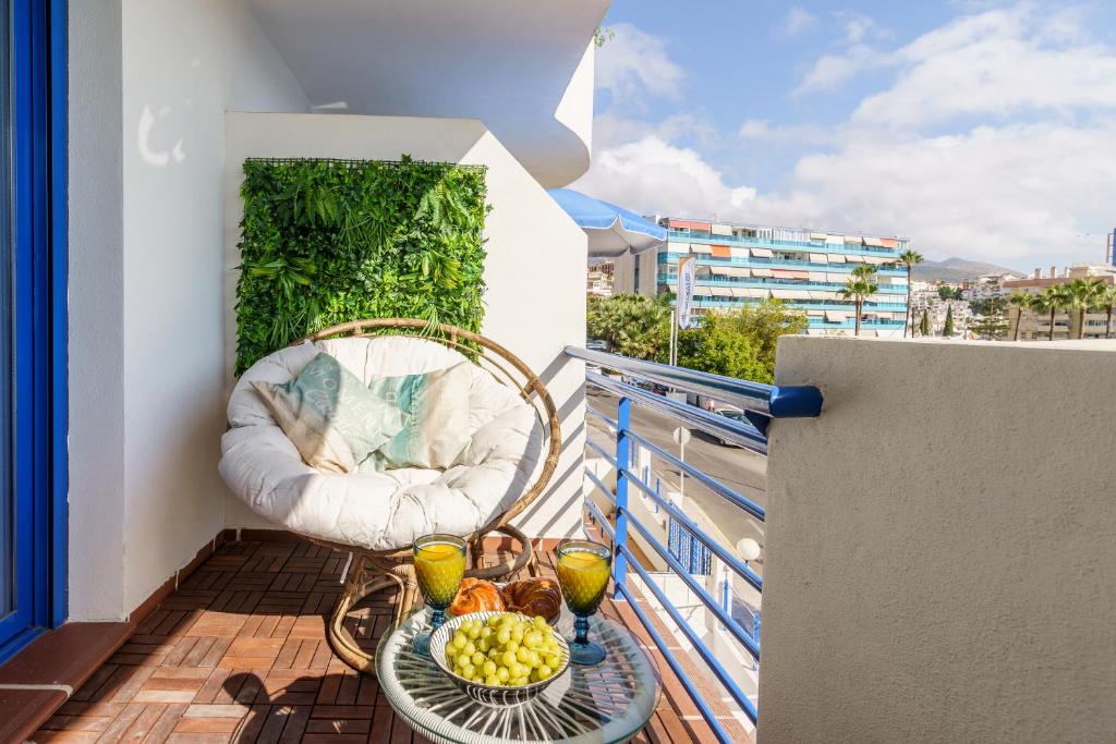 2nd line from the beach , seaviews + parking &pool, Benalmádena