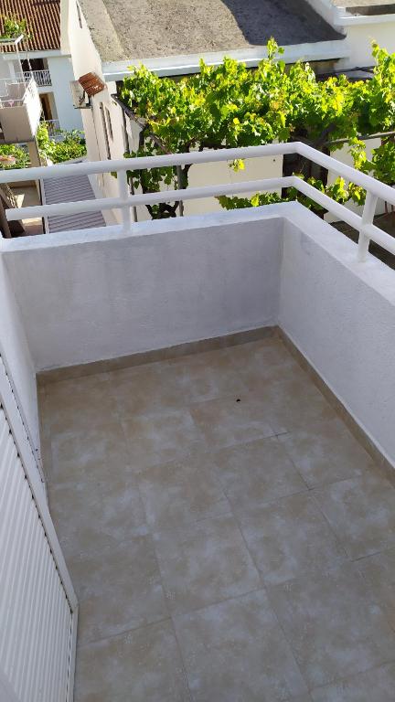 FLAT FOR RENT MARINOVIC - 4