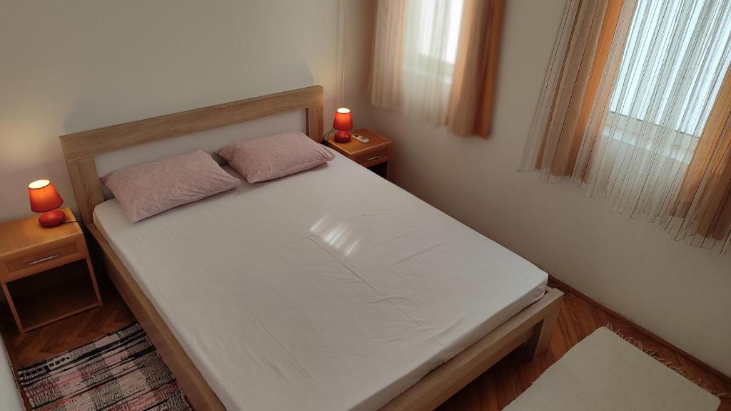 FLAT FOR RENT MARINOVIC - 5