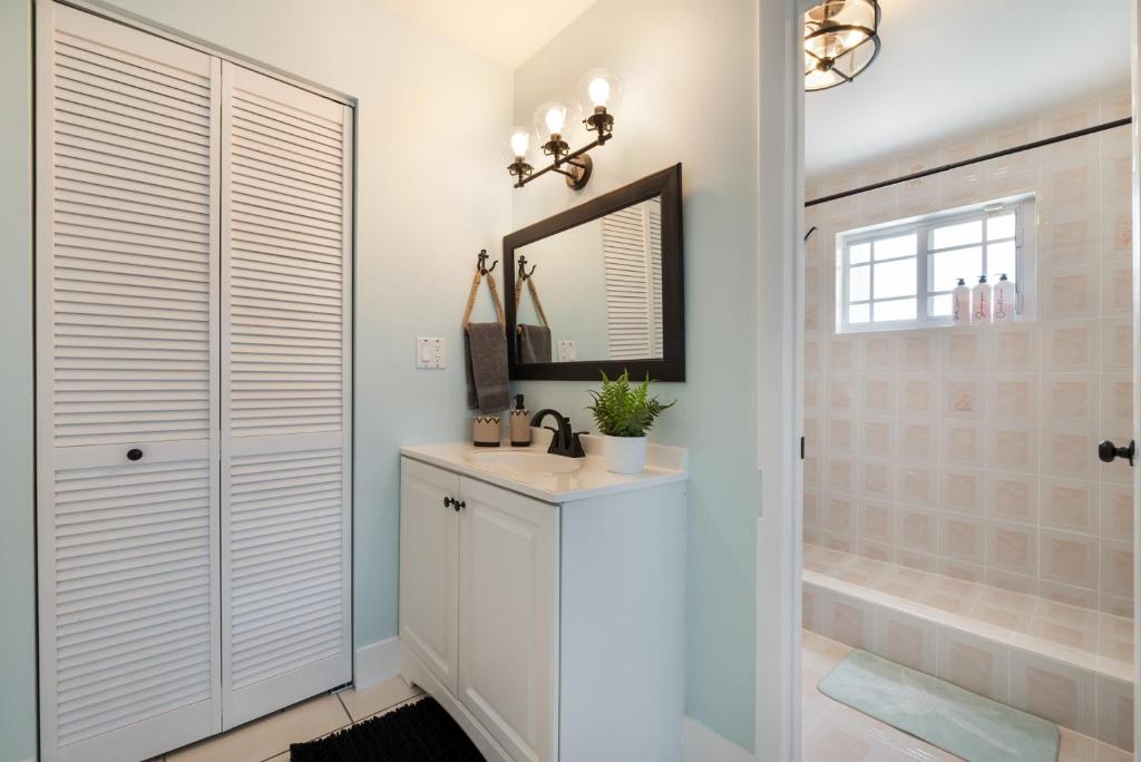 Paradise in Miami 5BR heated pool & jacuzzi L51 photo