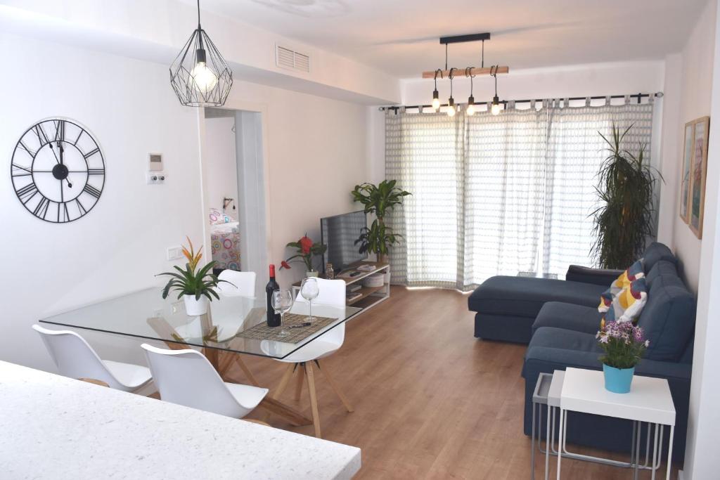 Spectacular Apartment 8 pax/4 rooms & Free Parking, Malaga