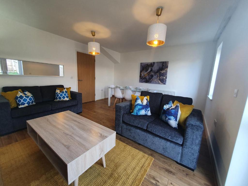 Cheerful 3 - Modern Comfort 3-Bedroom Contractor Home with Complimentary Parking and WiFi