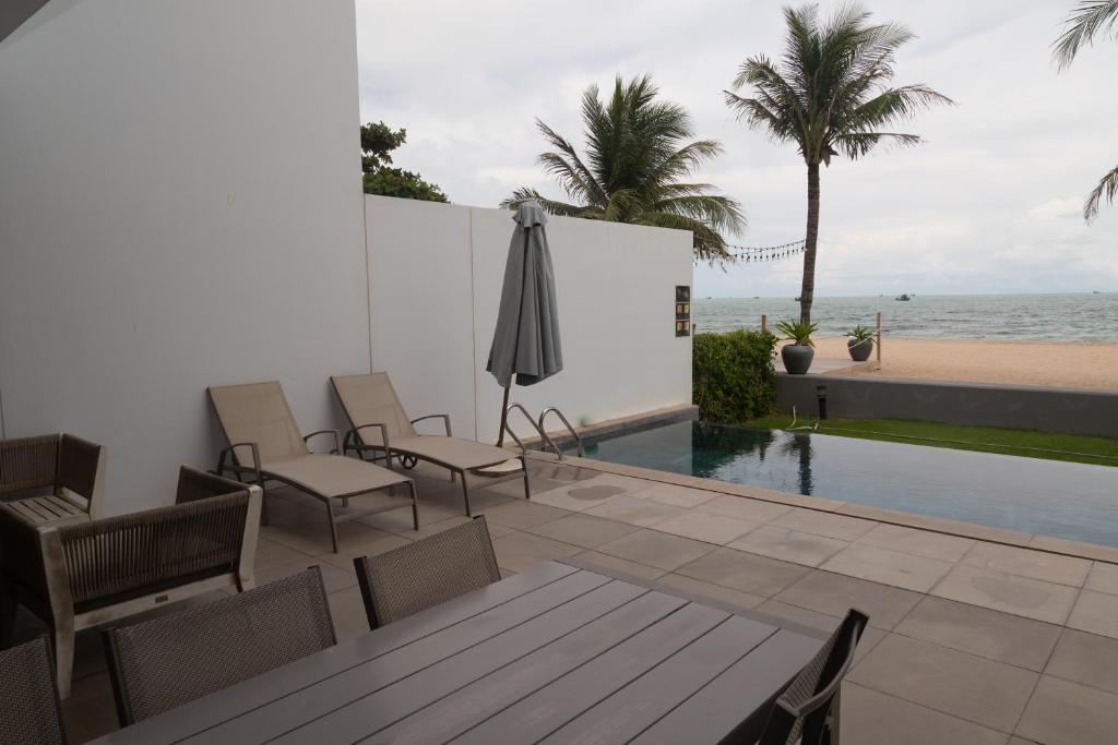 Beachfront 3 Bedrooms Villa Sanctuary Ho Tram photo