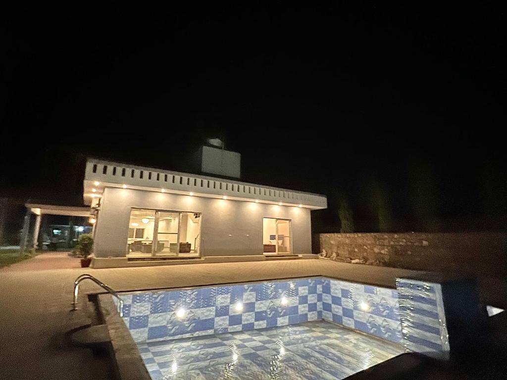 FARM &amp; POOL PARTY 2 acre with 2 rooms — Hotel in New Delhi and NCR