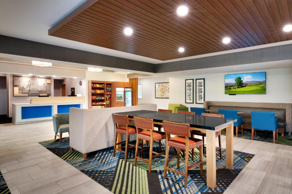 Holiday Inn Express & Suites Mitchell By IHG 外観