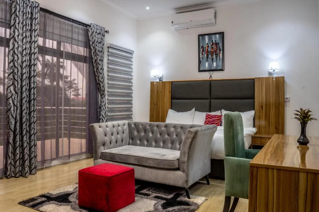 Nelson Mandela Gardens, hotel in Okpanam