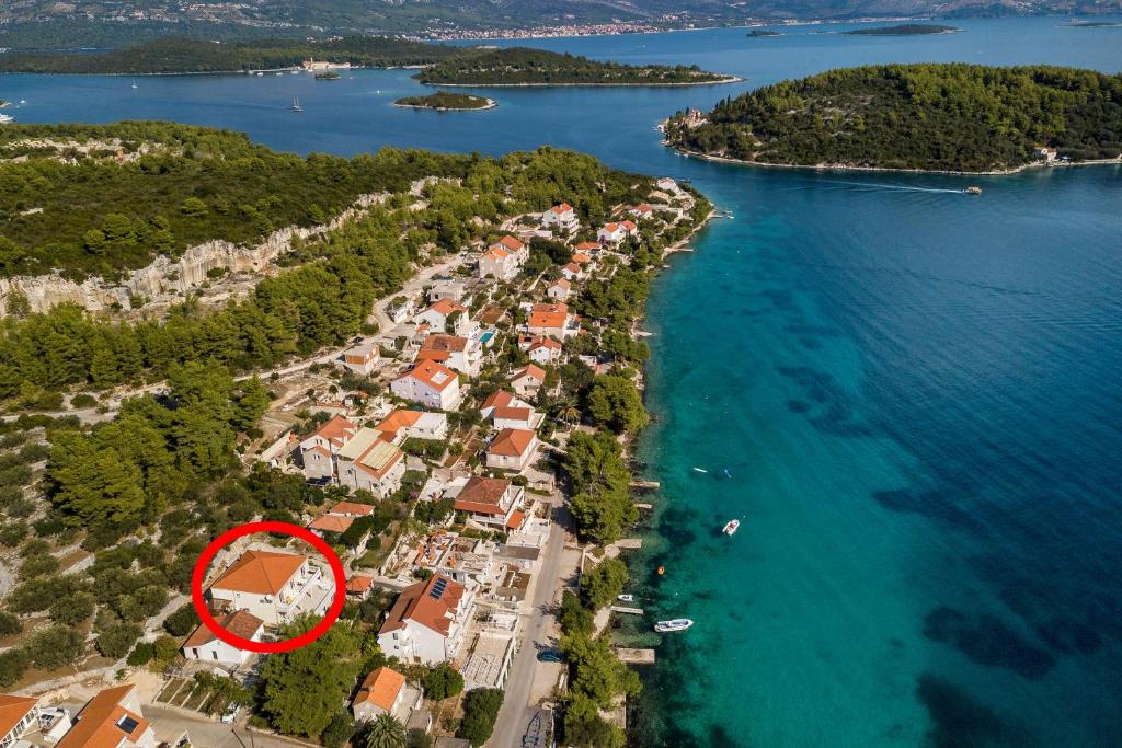 Apartments by the sea Lumbarda, Korcula - 10049 — Hotel in Korcula