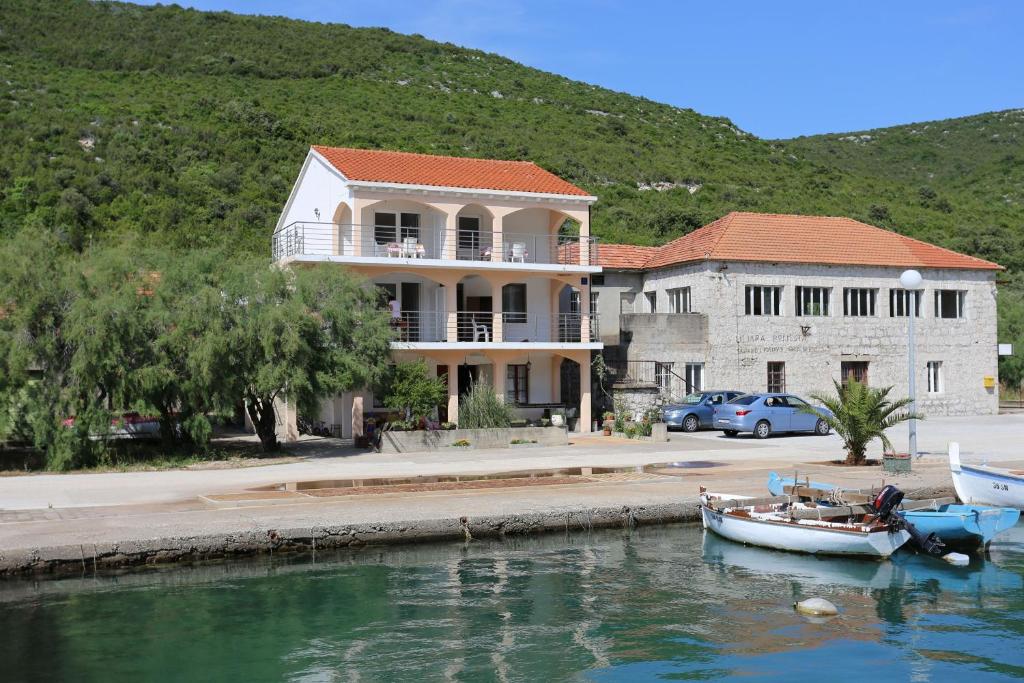 Apartments by the sea Brijesta, Peljesac - 10223 — Hotel in Brijesta