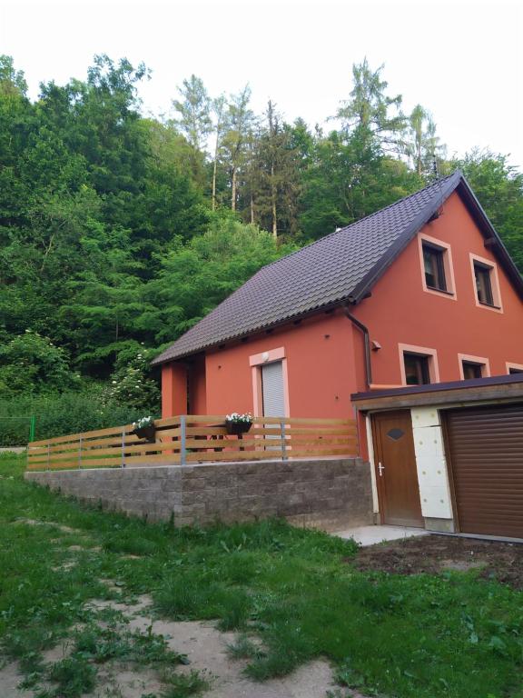 Chata na řece Sázavě, Samopše