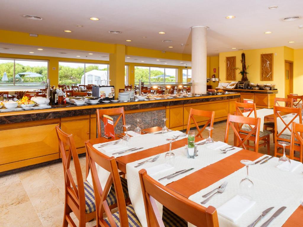 Aparthotel Dunes Platja — Restaurant & bars in Can Picafort, Balearic Islands