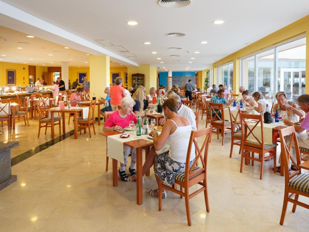 Aparthotel Dunes Platja — Restaurant & bars in Can Picafort, Balearic Islands