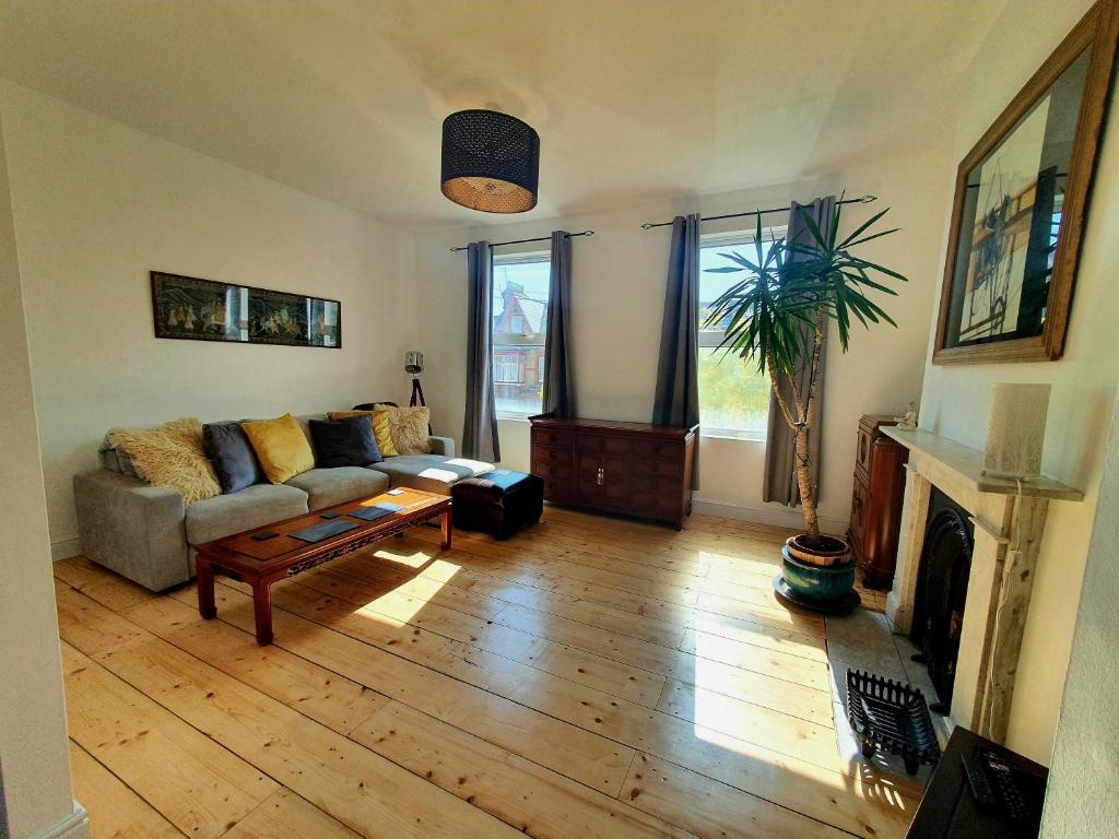 Sunny Apartment with a 10 minute walk to the Sea., Kent