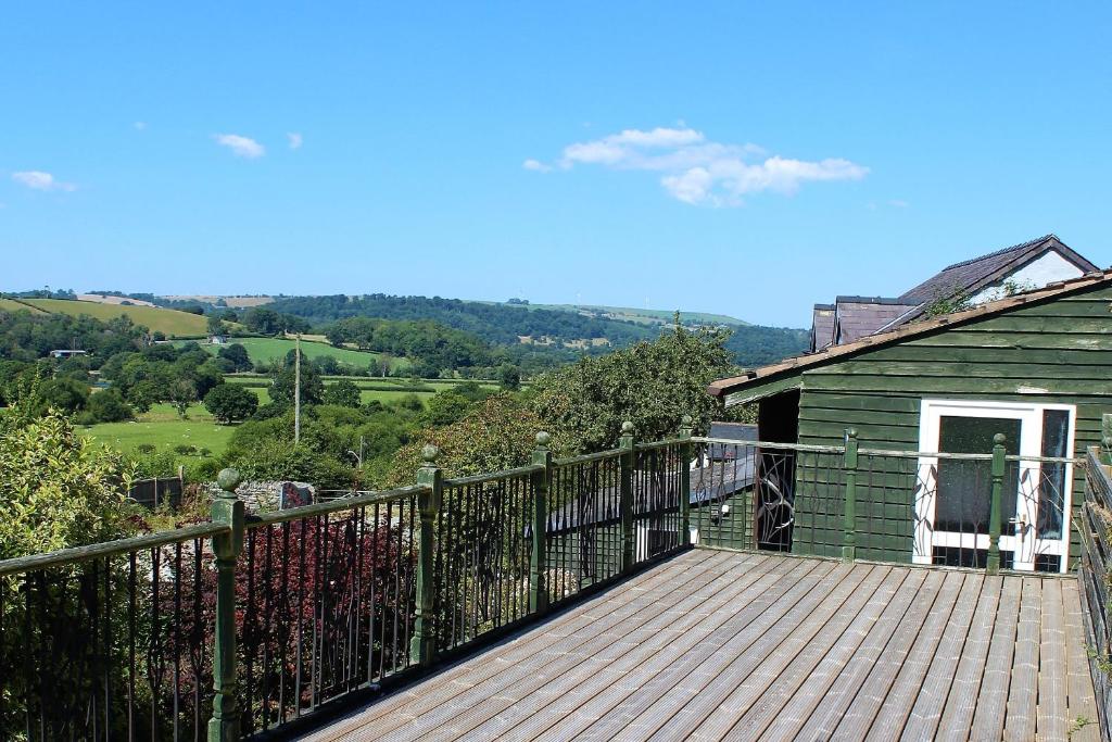 Redwood Lodge, Dee Valley Stays - cosy microlodge with detached private shower & WC, Corwen