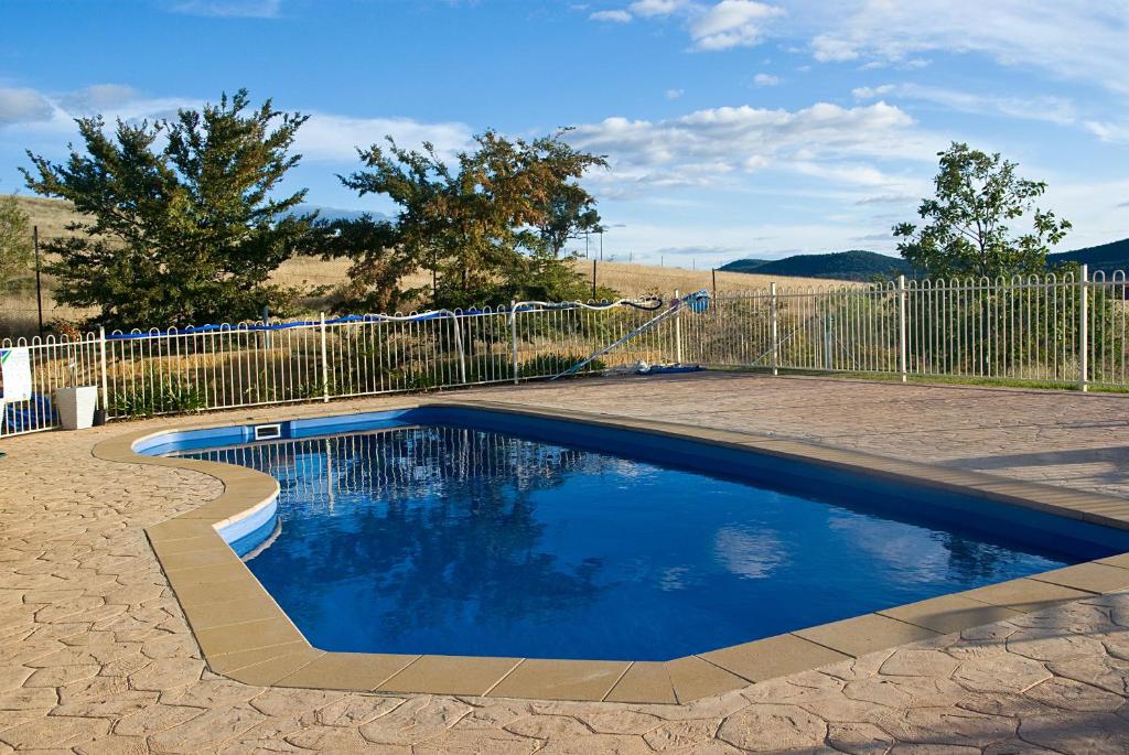 Hermitage Hill Country Retreat 야외 수영장 전경