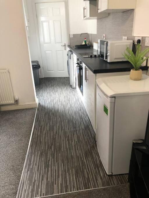 Simple and sweet, Flat on Lewis Street - 1 BR, Stoke on Trent