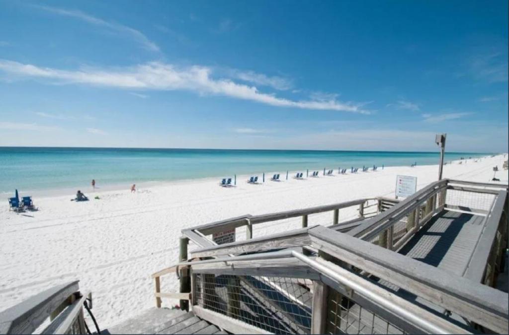BEACHFRONT - Huge, 3BDR-2BA condo Sleeps 10 people, Great for Groups, Destin