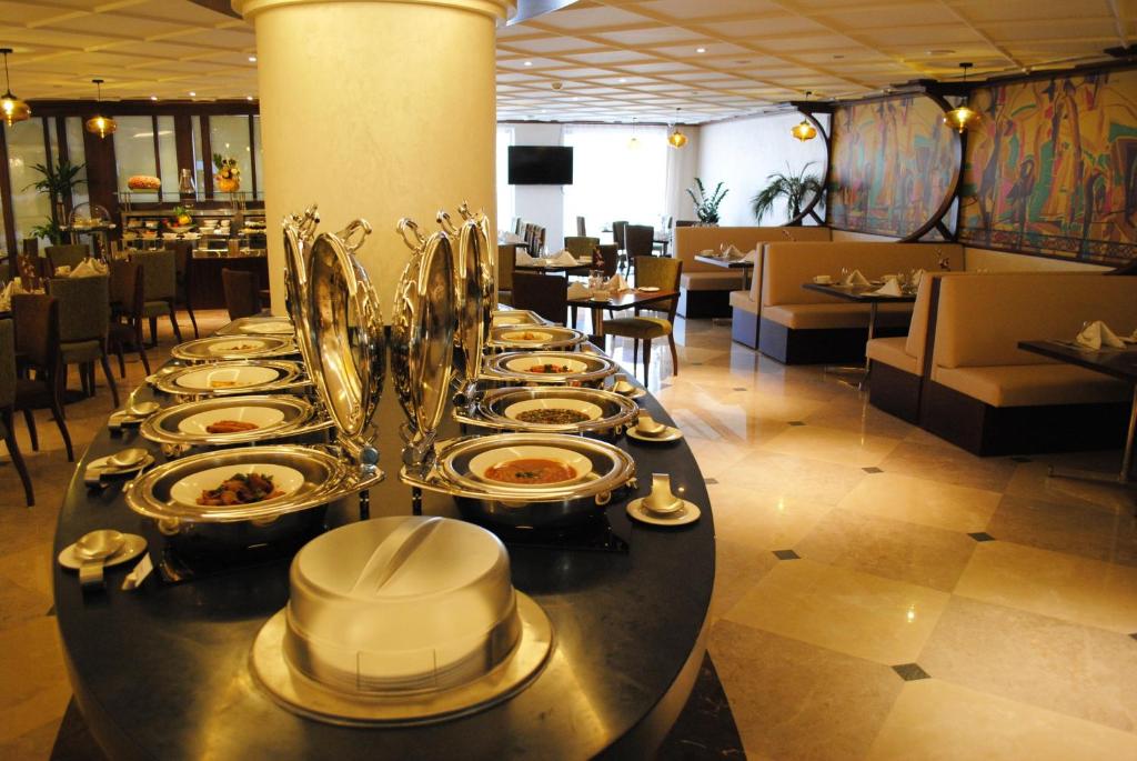 Restaurant, Raviz Center Point Hotel in Dubai