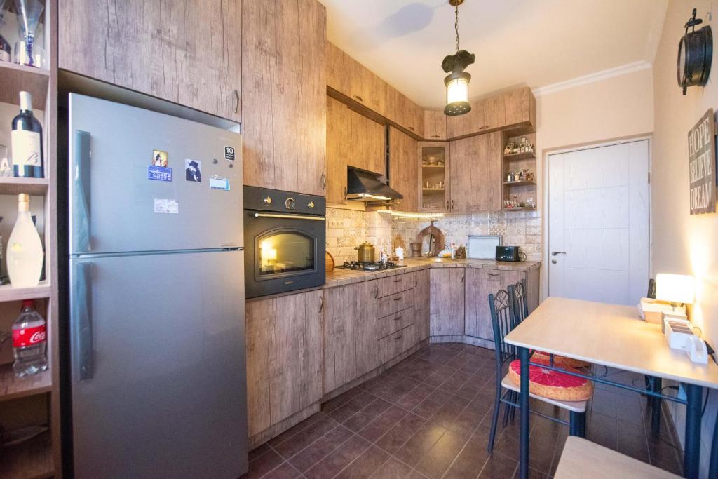 Central Vake w/ free parking . 2 Bedroom / 1 Bath, Tbilisi