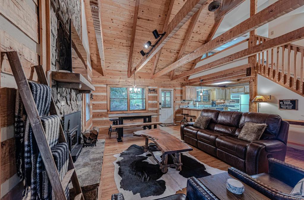 Bear Pause Cabin 3 BR/3BA Amazing view of the Lake, Seven Devils