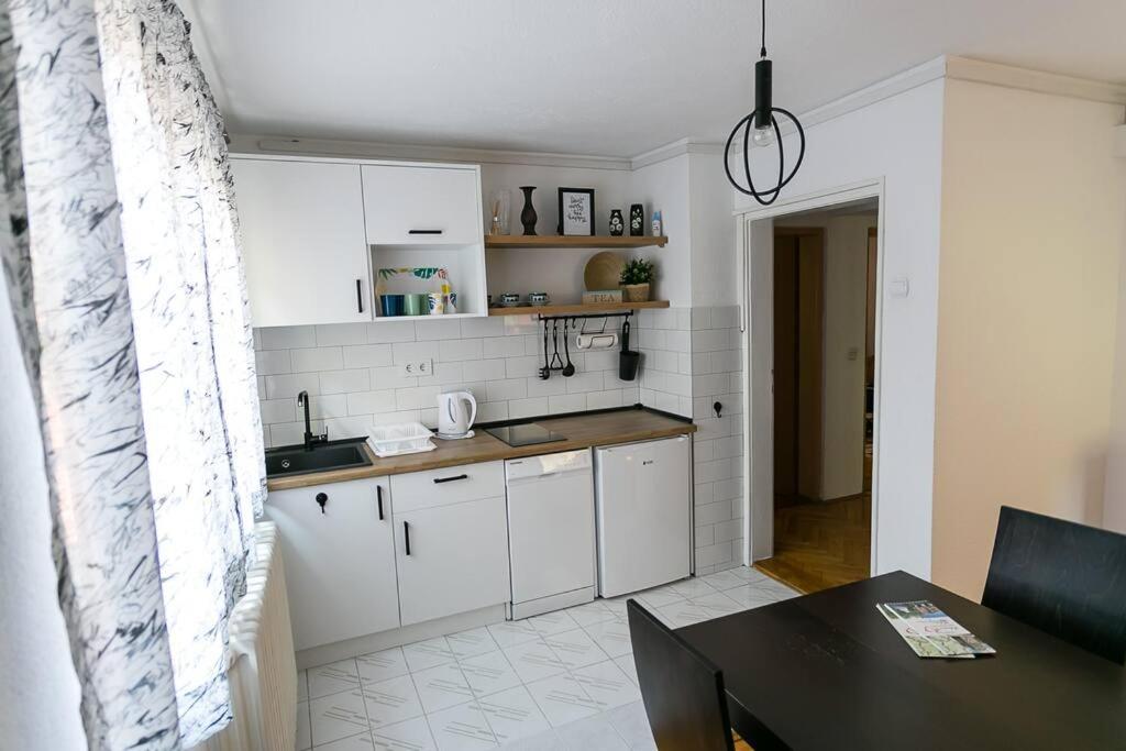 BeeStrick Apartment - Charming and Spacious - 5