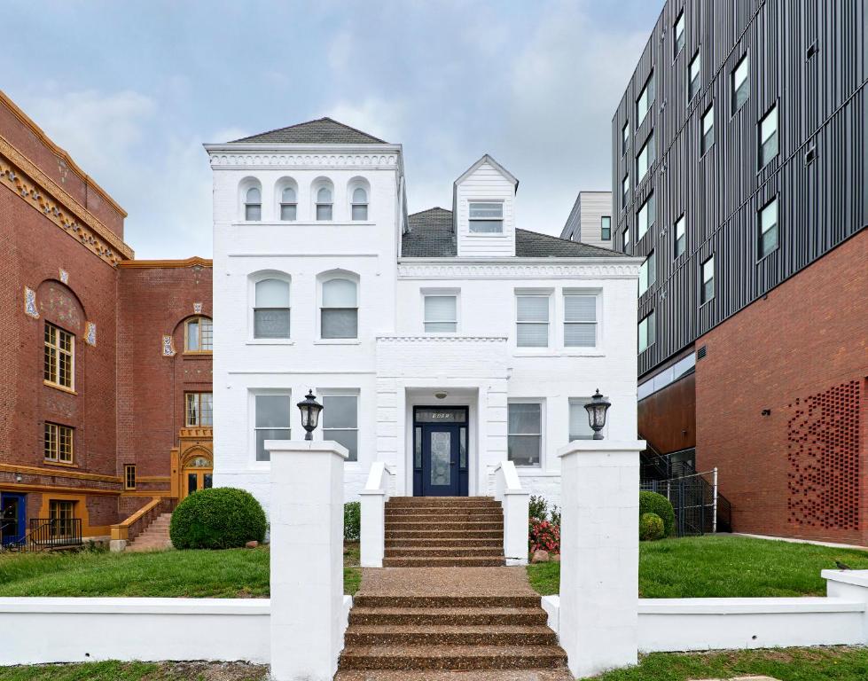 WhiteHouse at Grand Central, Tower Grove