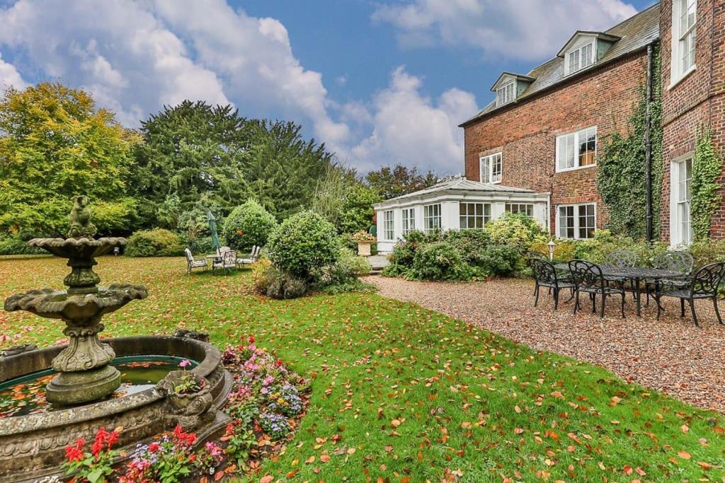 Walcot Hall - Stunning Stately Home set in 27 acres of parkland and sleeping 16+