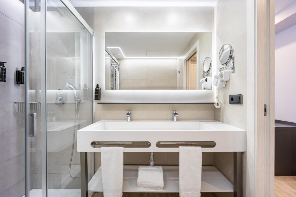 Hotel Cimbel — Hotel rooms in Benidorm, Valencian Community