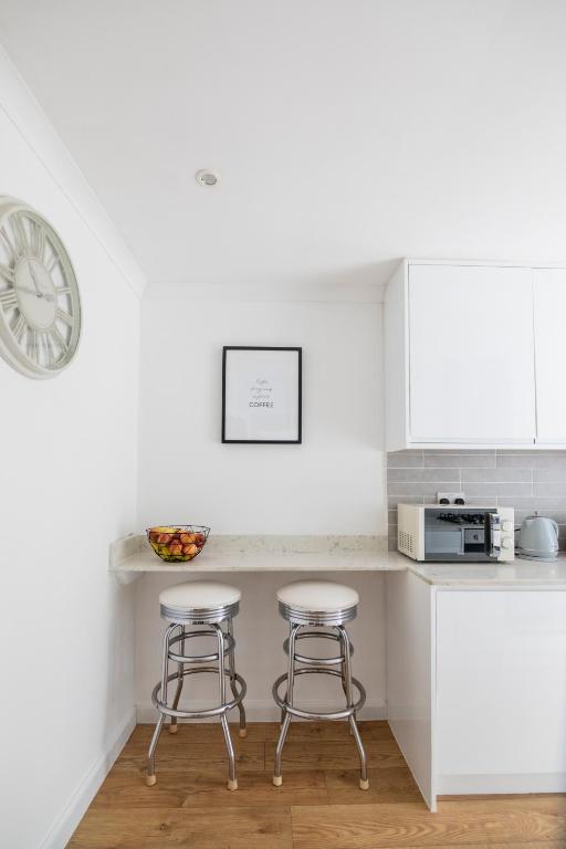 Gorgeous Modern Apartment near Redhill Station inc Private Garden & Parking, Redhill