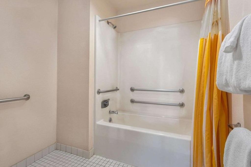 Norwood Inn & Suites Indianapolis East Post Drive photo