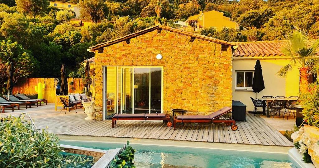 VILLA PERLA SAINT-TROPEZ CAVALAIRE sur MER, 3-5 chambres, vue mer, piscine chauffée avril à octobre - 1