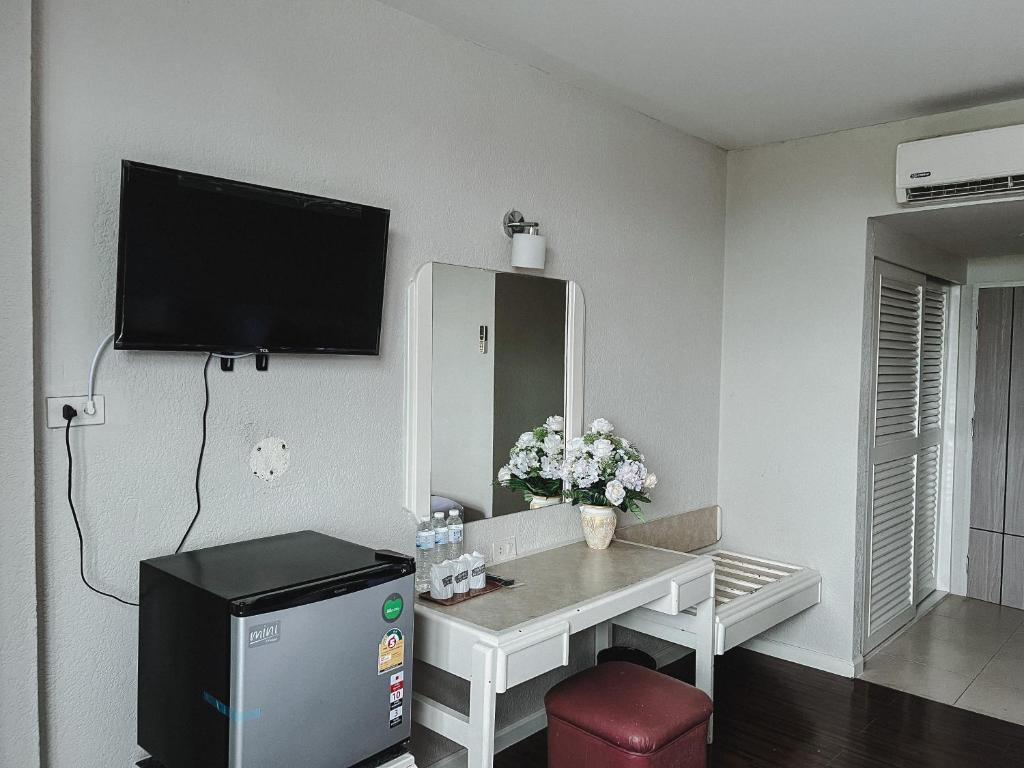 Shared lounge/TV area