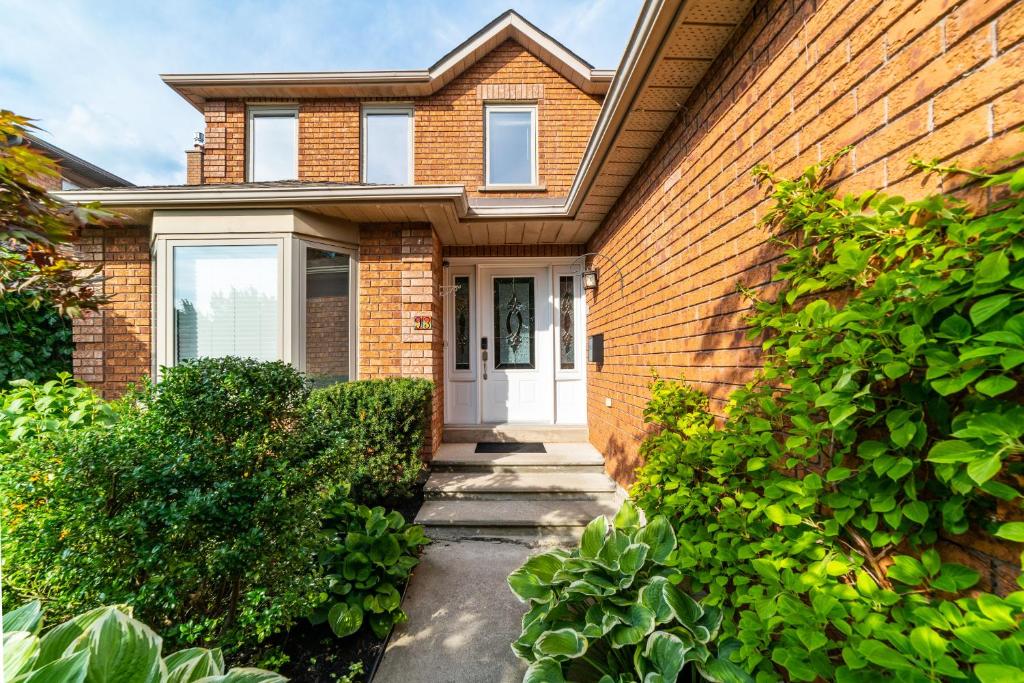 3100 square foot House (basement not included) in Oakville, Canada