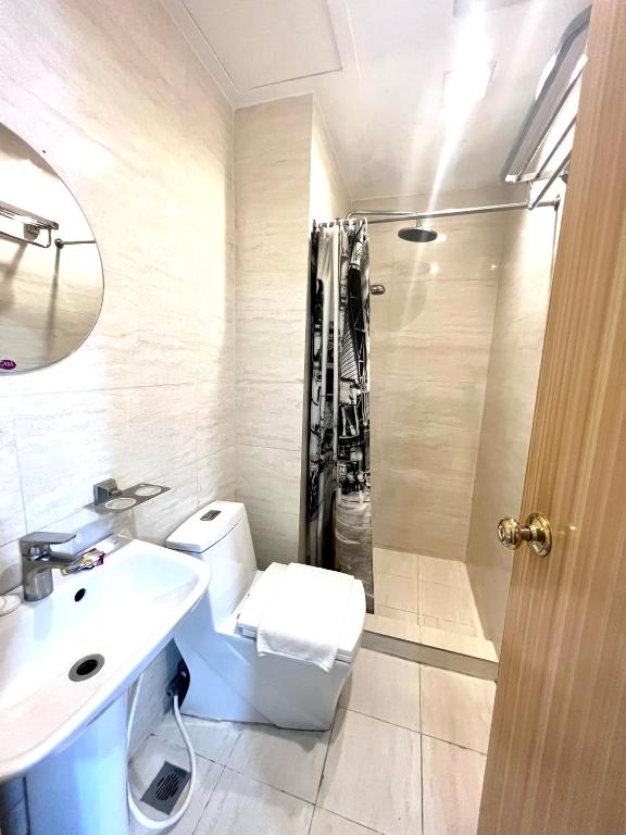 Chic Greenbelt Studio (Netflix & 25 mbps WiFi) photo