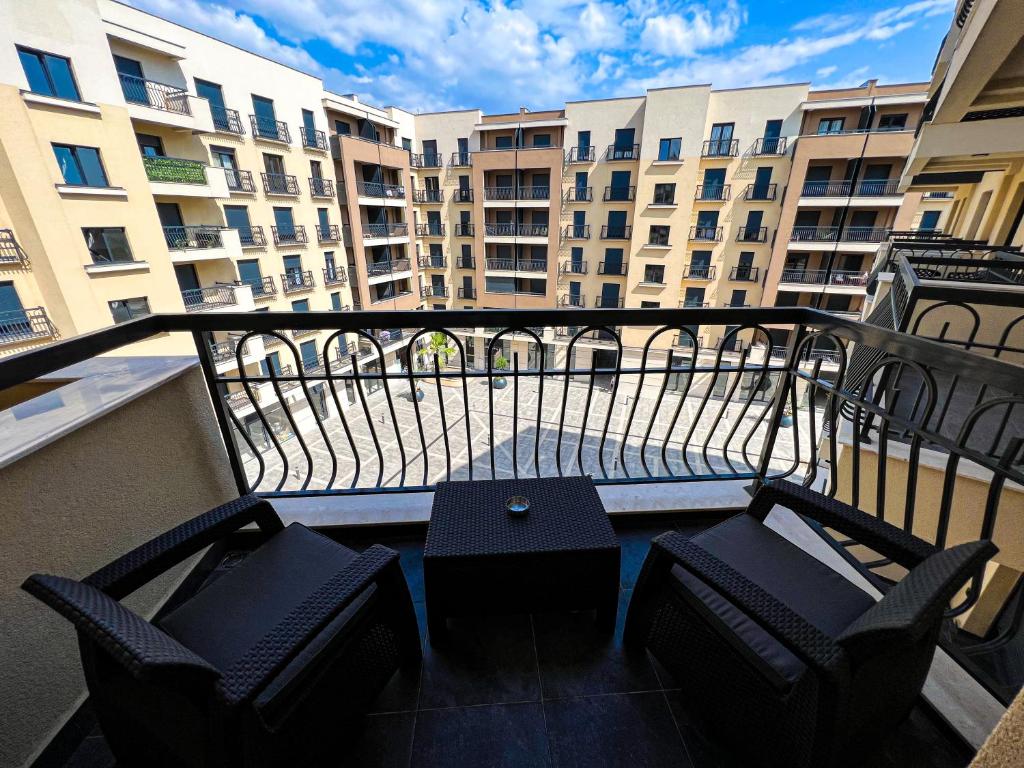 Green Hills by MI - 2