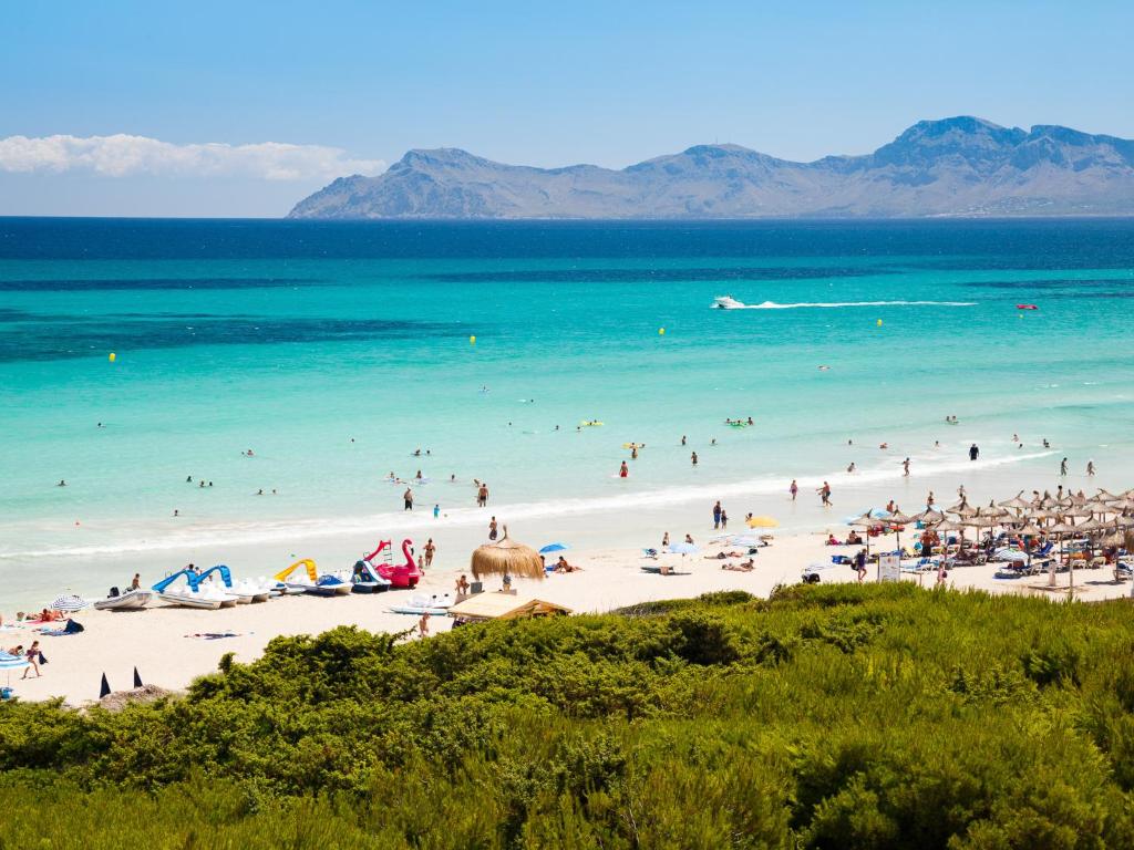 Aparthotel Dunes Platja — Beach in Can Picafort, Balearic Islands