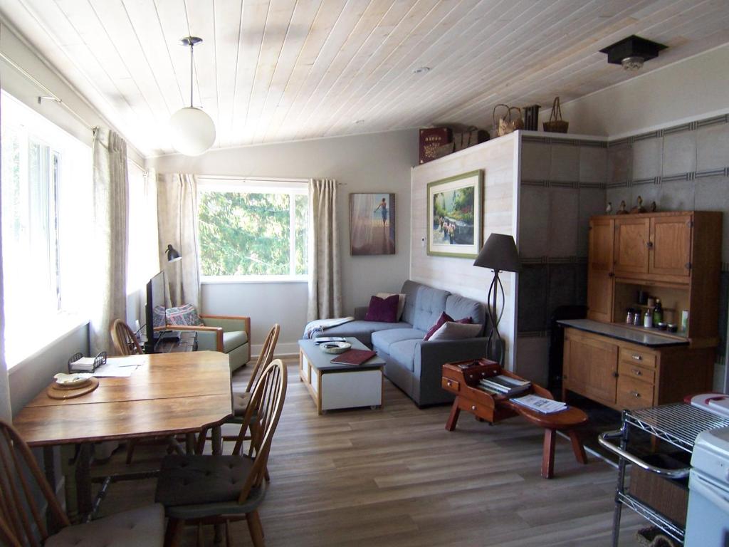 Malaspina Strait Cottage photo