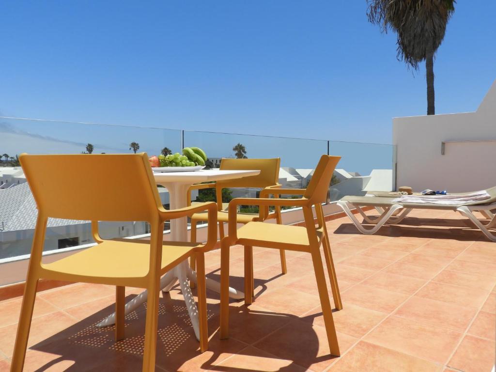 Apartamentos Santa Rosa — Hotel rooms in Costa Teguise, Canary Islands