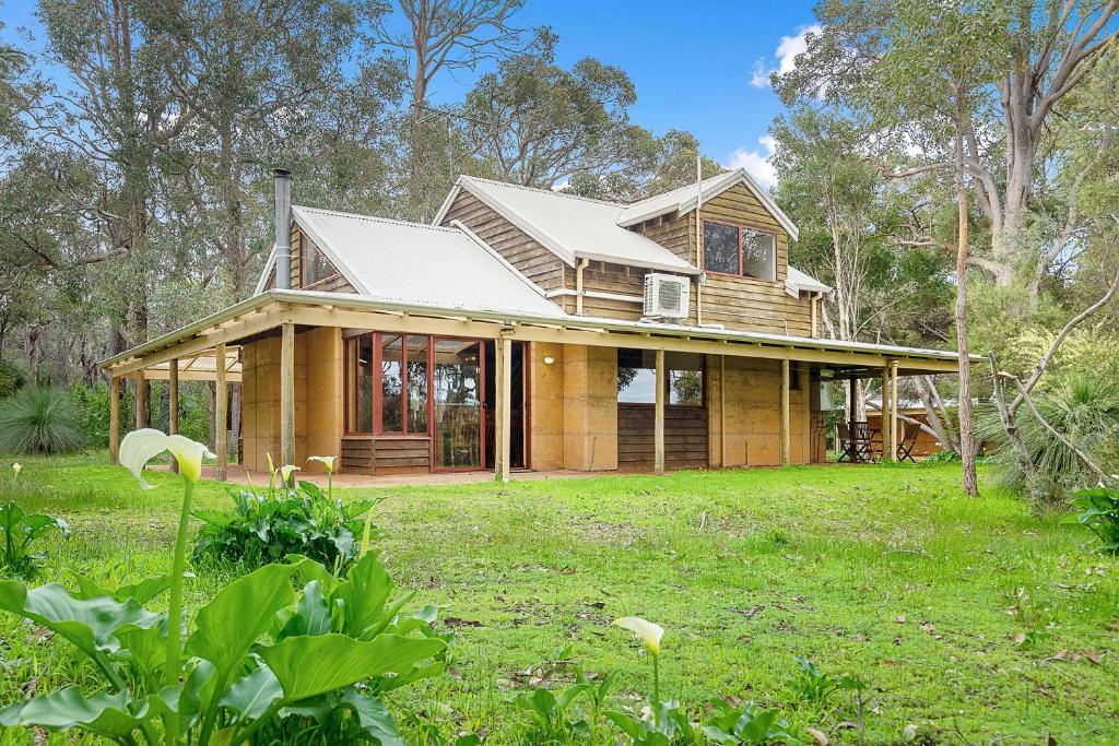 Kookaburra Cottage at Woodstone Estate photo