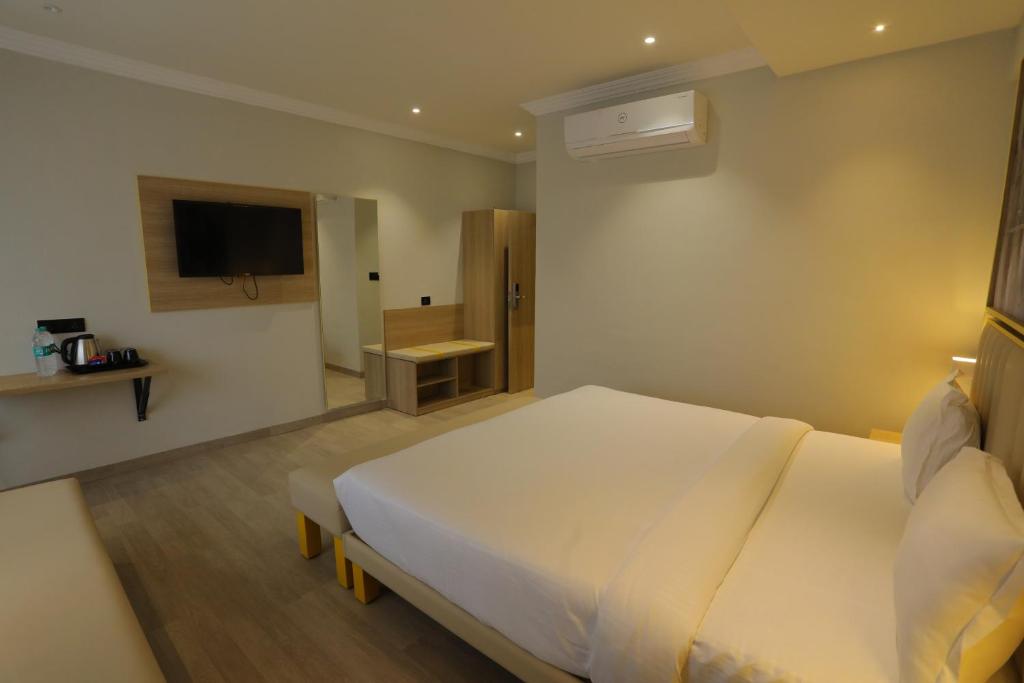 Hotel City Express by downtown photo