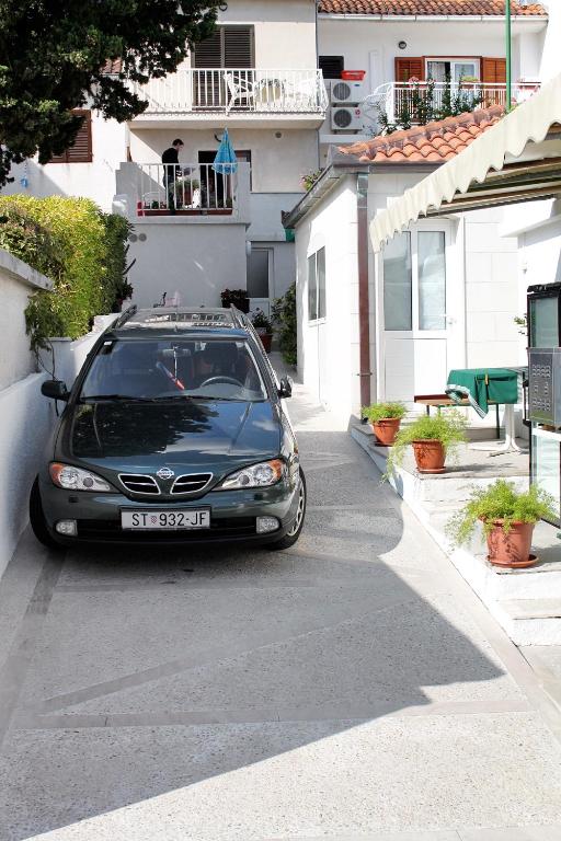 Apartments and rooms with parking space Bol, Brac - 2878 photo