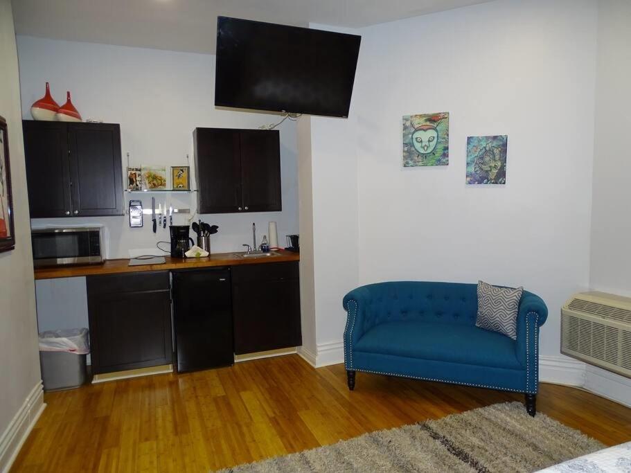 1581 Unit 2 Cozy private room with full kitchen