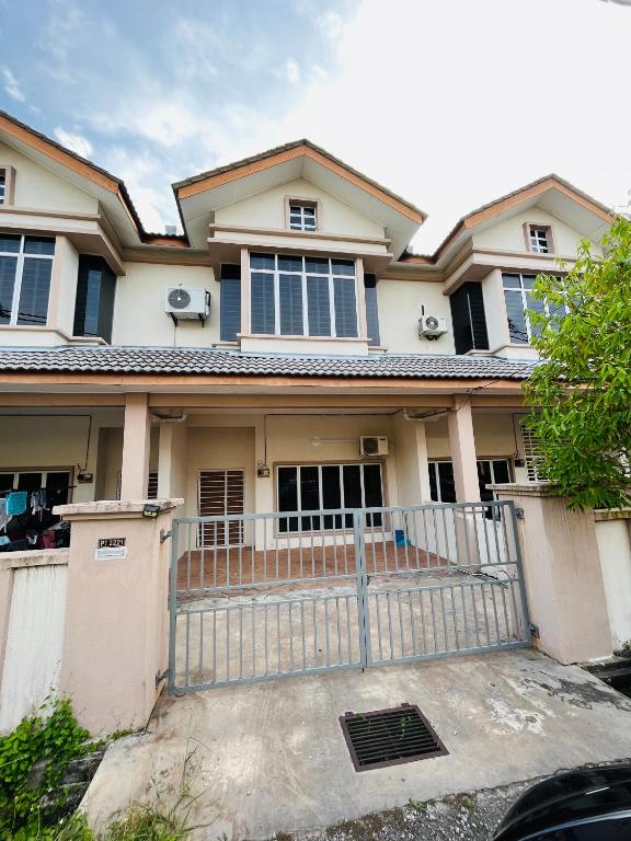Cendana Residence Homestay 4 Kuala Ibai Kuala Terengganu — Hotel in Kuala Terengganu