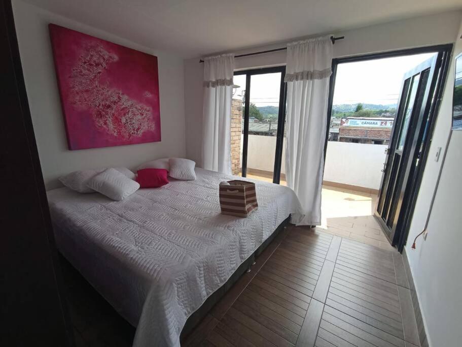 Cerca al centro con parqueo GRATIS - 2 habitaciones - 2