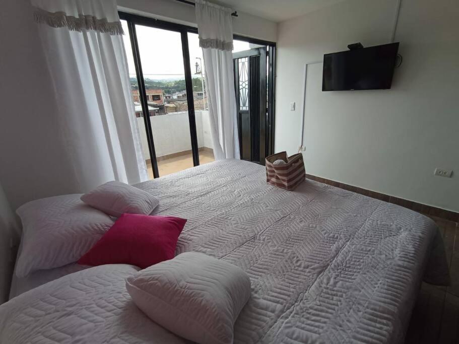Cerca al centro con parqueo GRATIS - 2 habitaciones - 5
